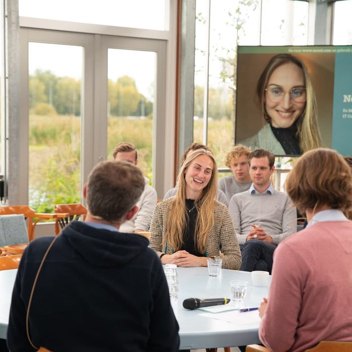 Noor Rhijnsburger leading an executive roundtable discussion