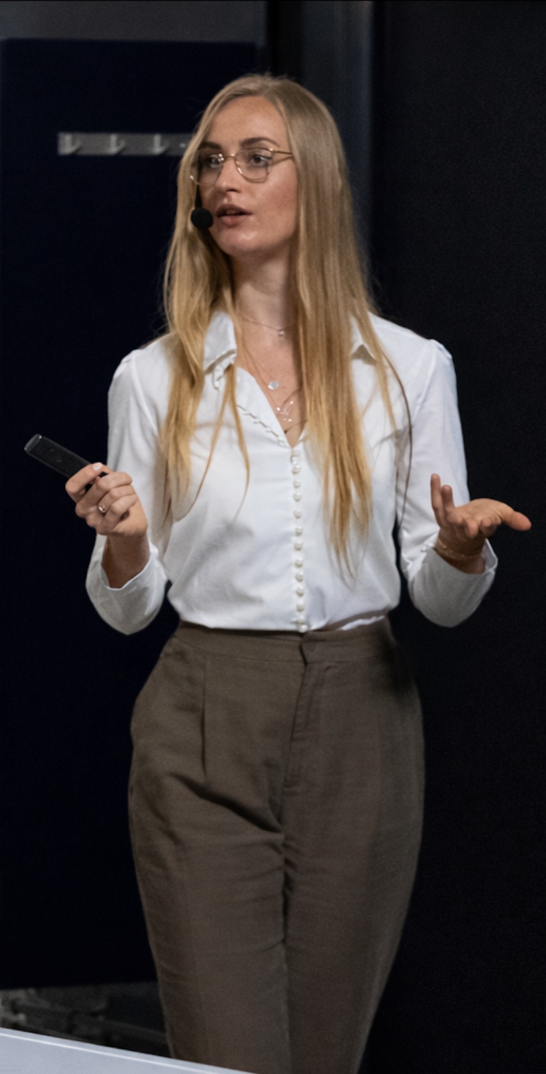 Noor Rhijnsburger giving a keynote talk on executive presence